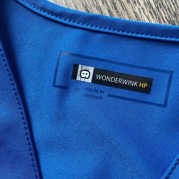 Wunderwink HP scrub top - Picture 2 of 3